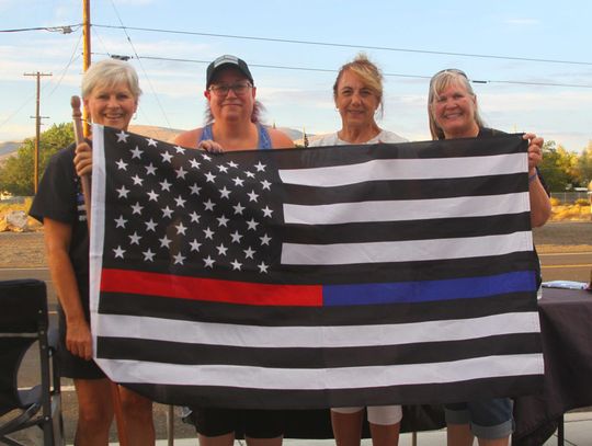 "Bridge the Blue" rally in Fernley supports LCSO