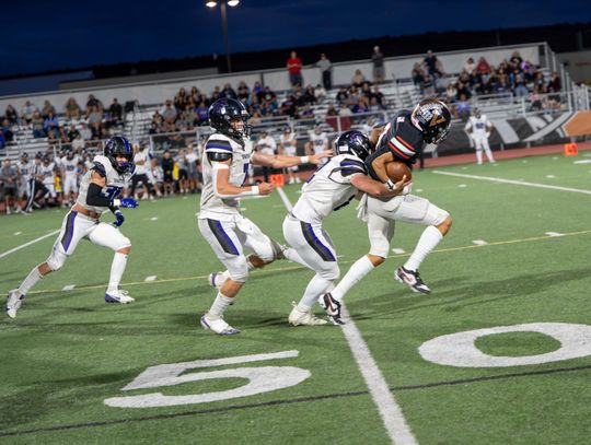 Defense keys third straight win for Vaqueros