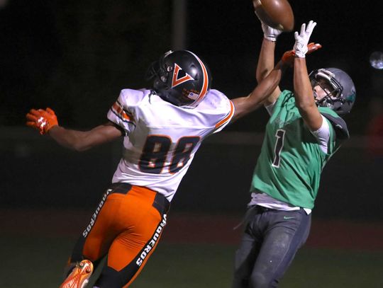 Fallon’s big plays bury Vaqueros in playoff game
