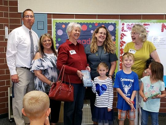 Fernley Republican Women present dictionaries to Cottonwood 3rd graders