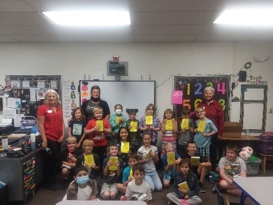 Fernley Republican women present dictionaries to Cottonwood 3rd graders