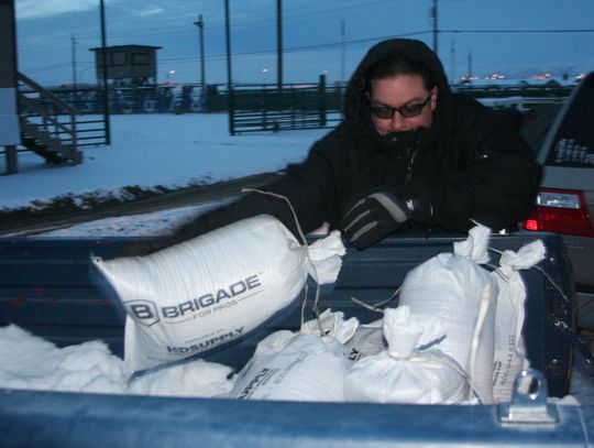 Residents load up on sandbags