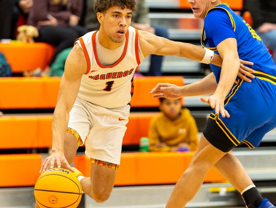 Vaqueros bounce back from tournament loss with win in league opener