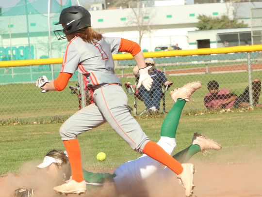 Vaqueros, Greenwave split Saturday doubleheader