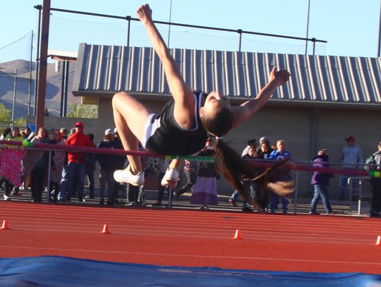 Vaqueros sending 13 to State track meet