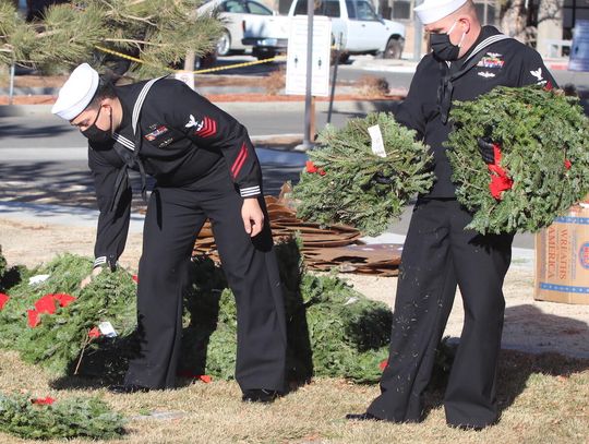 Volunteers place wreaths at NNVMC