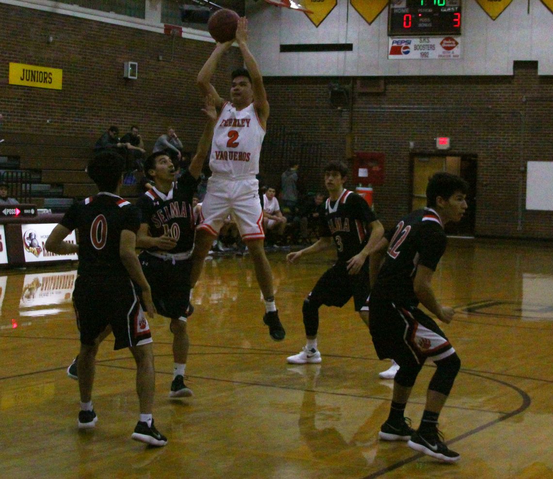 Boys basketball: Selma pulls away in second to beat Vaqueros