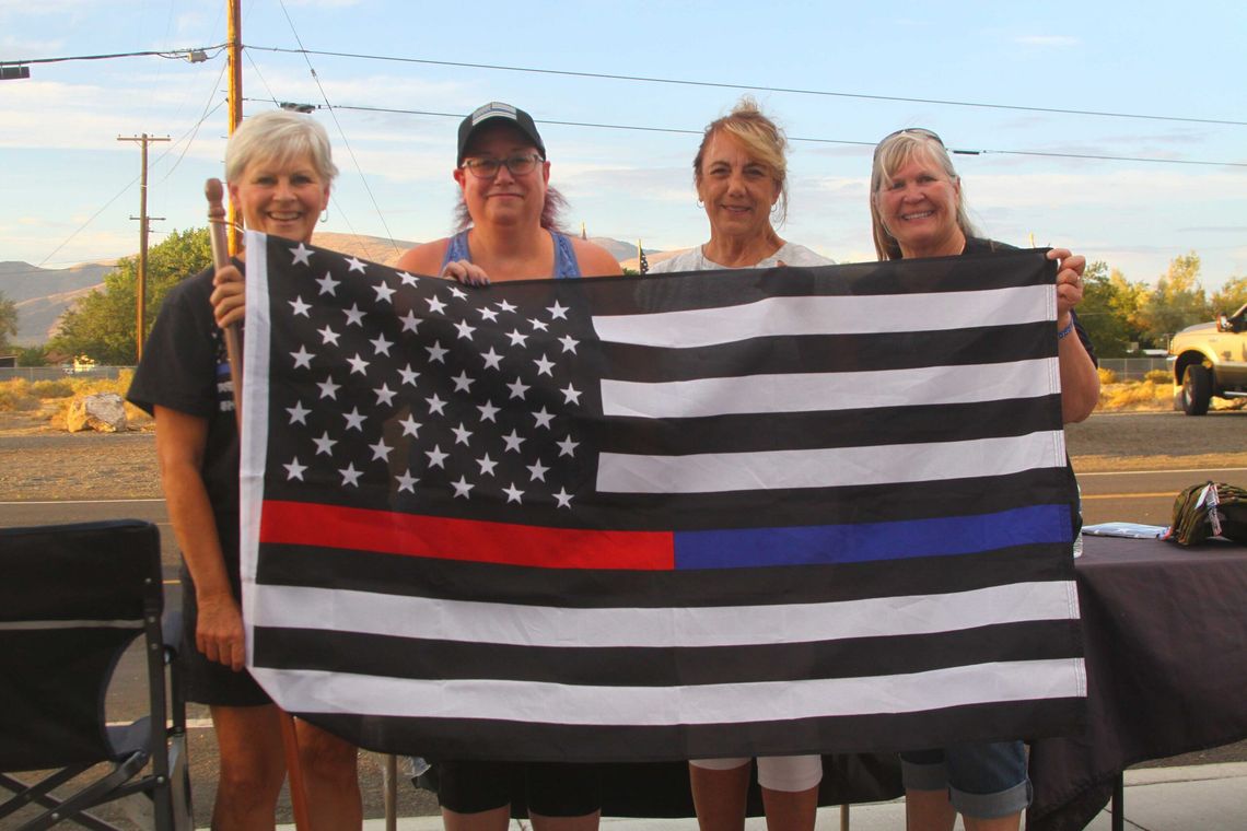 "Bridge the Blue" rally in Fernley supports LCSO