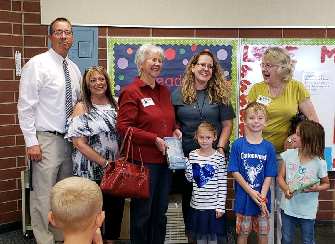 Fernley Republican Women present dictionaries to Cottonwood 3rd graders