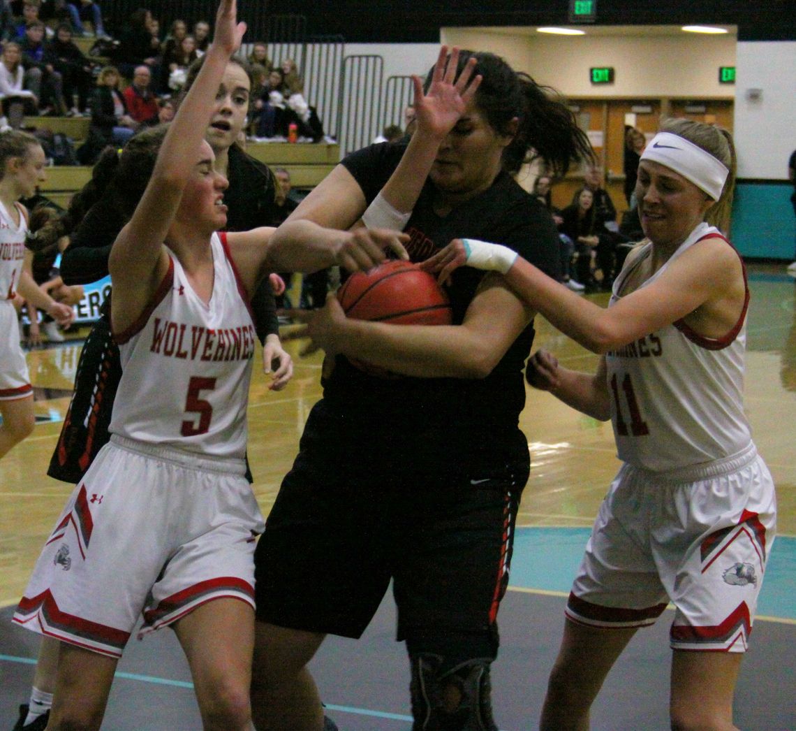 Girls basketball: Early lead fizzles as Vaqueros lose in first round of league tourney