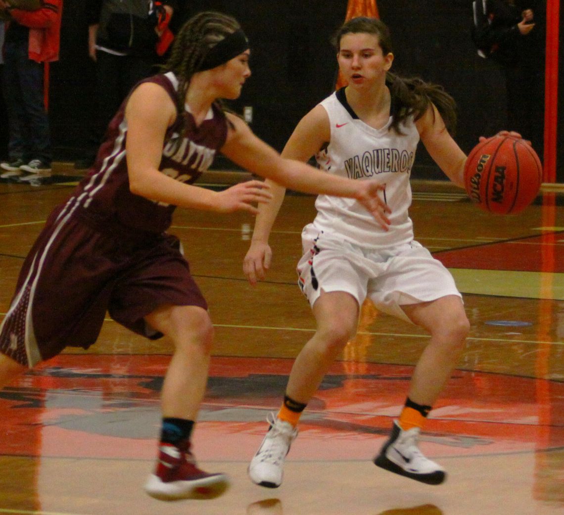 Girls Basketball: Vaqueros win one, lose one