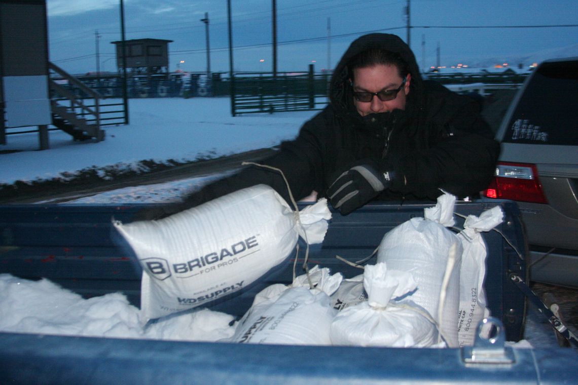 Residents load up on sandbags