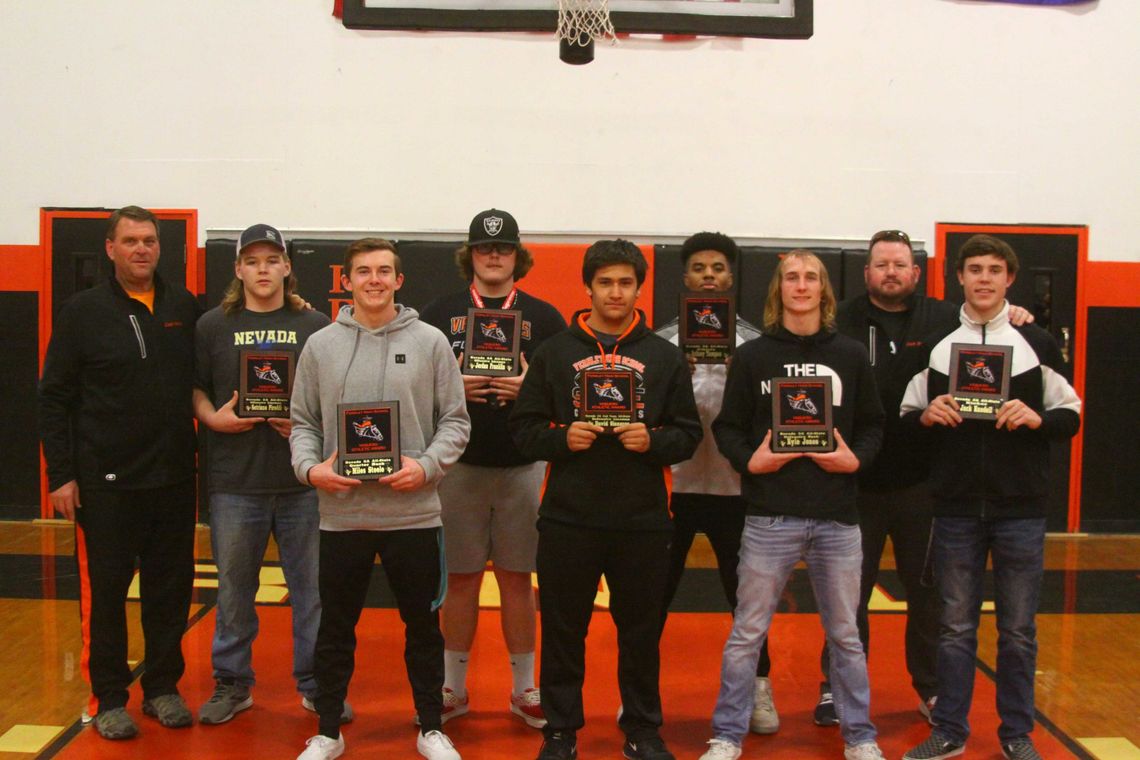 Vaqueros get 17 players on all-league football team, 7 on all-state team