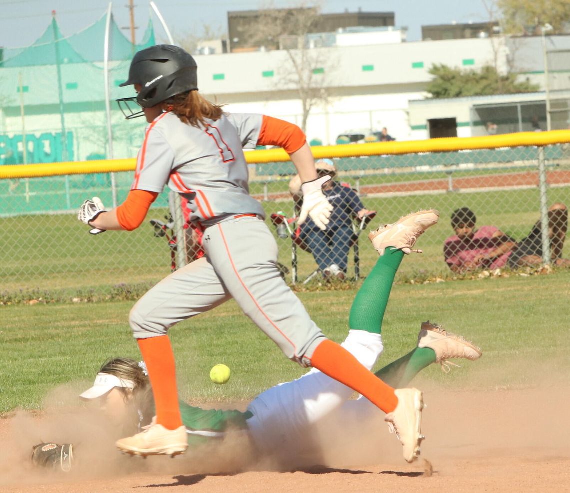 Vaqueros, Greenwave split Saturday doubleheader